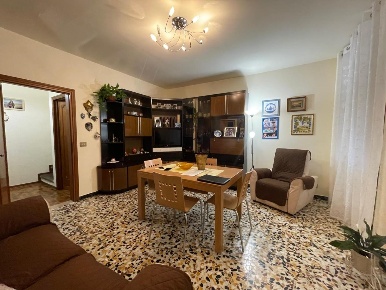 Foto Casa indipendente a Lucca Cerasomma di 140 m² con 7 locali in vendita
