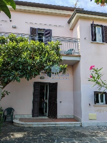 Foto Case semi ndipendenti a Carrara Marina di Carrara di 130 m² in vendita