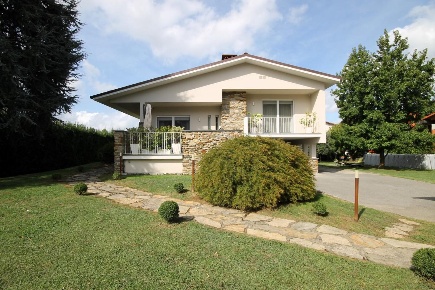 Foto Villa unifamiliare a Capannori Marlia di 210 m² con 8 locali
