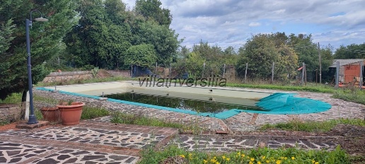 Foto Casale a Chiusdino con 15 locali in vendita