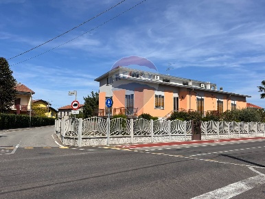 Foto Villa bifamiliare in VIA MANZONI, Cairate Centro di 240 m² in vendita