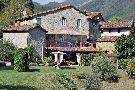Foto Rustico a Bagni di Lucca di 300 m² con 14 locali in vendita