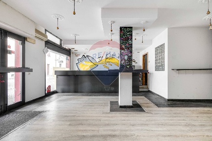 Foto Negozio in viale lombardia, Castellanza di 65 m² con 2 locali