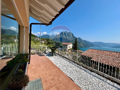 Foto Villa singola a Riva di Solto di 247 m² con 4 locali in vendita