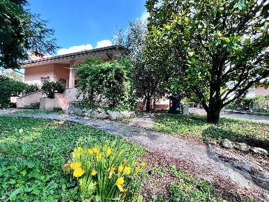 Foto Villa singola in via Meduna, Porcia Centro di 243 m² con 10 locali