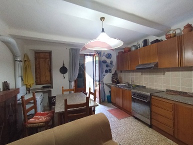 Foto Appartamento a Bagni di Lucca Centro di 100 m² con 7 locali in vendita