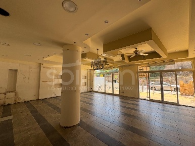 Foto Locale commerciale a Cagliari Genneruxi di 270 m² con 3 locali