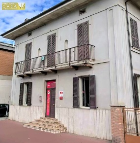 Foto Ufficio in Viale Crispi, Teramo Centro di 75 m² con 3 locali