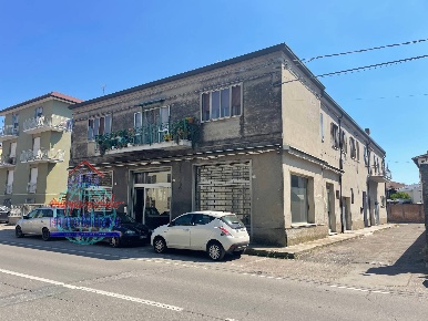 Foto Negozio in VIA CAPPUCCINI, Finale Emilia Centro di 50 m² con 2 locali