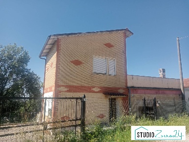 Foto Villa bifamiliare a Narni di 90 m² con 6 locali in vendita