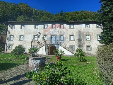 Foto Villa singola a Pescaglia di 380 m² con 14 locali in vendita