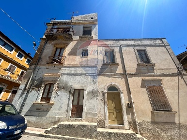 Foto Casa indipendente a Rosolini di 240 m² con 10 locali in vendita