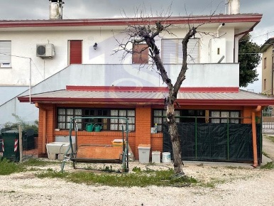 Foto Appartamento a Porcia Centro di 120 m² con 5 locali in vendita