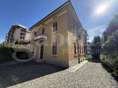 Foto Villa singola in Via Leopardi snc, Erba Centro di 342 m² con 8 locali