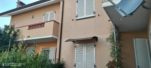 Foto Appartamento a Massa Centro di 135 m² con 6 locali in vendita