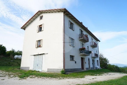 Foto Appartamento in Lastreto, Gubbio di 85 m² con 5 locali in vendita
