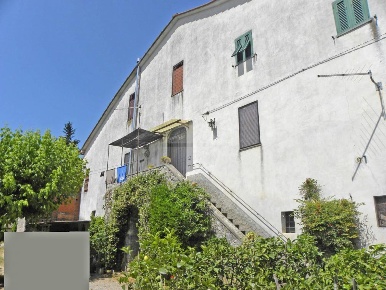 Foto Rustico in Via della Chiesa Aquilea, Lucca di 180 m² con 6 locali