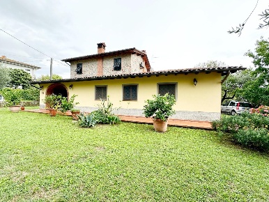 Foto Casale a Capannori Gragnano - Lappato di 170 m² con 6 locali