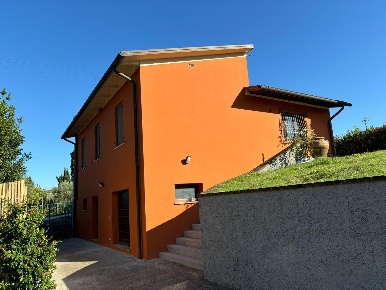 Foto Villa unifamiliare a Capannoli Centro di 250 m² con 7 locali