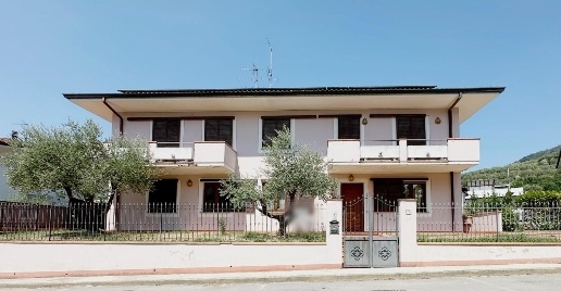 Foto Villa unifamiliare a Uzzano Santa Lucia di 470 m² con 10 locali