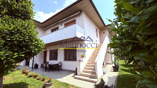 Foto Villa unifamiliare a Vicopisano Centro di 450 m² con 10 locali