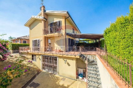 Foto Villa bifamiliare in via Ugo la Malfa, Trecastagni di 280 m²