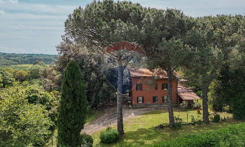 Foto Rustico in VICO MATRINO, Capranica di 360 m² con 10 locali in vendita