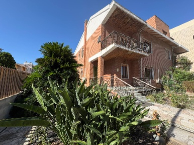 Foto Villa unifamiliare in Via Galvani, Cagliari Genneruxi di 300 m²