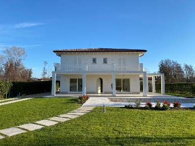 Foto Villa unifamiliare in via leoncavallo, Pietrasanta di 250 m²