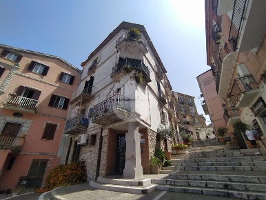 Foto Appartamento in Via XXIV Maggio, Minturno di 110 m² con 5 locali
