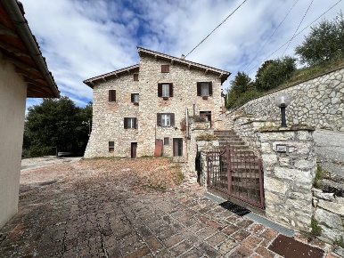 Foto Appartamento in Via del Castello, Gubbio di 130 m² con 8 locali