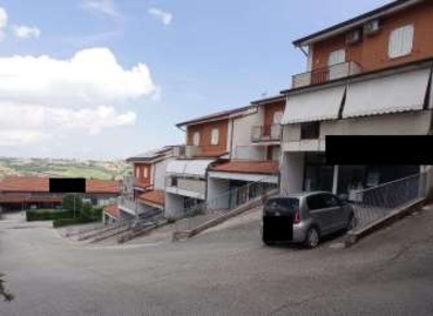 Foto Negozio in Via Filippo Turati, Montegranaro Centro di 158 m²