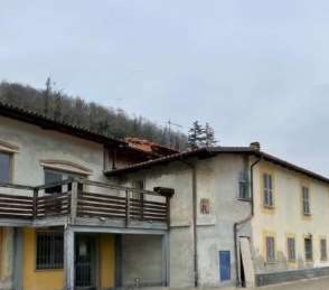 Foto Casa indipendente in località Pusa, Santo Stefano Belbo di 381 m²
