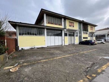 Foto Appartamento in Via Provinciale, Urgnano Centro di 182 m² con 6 locali