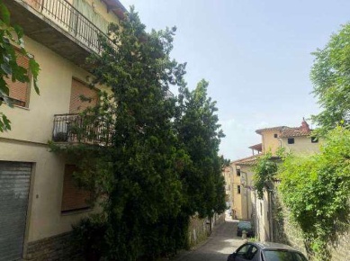 Foto Magazzino in Via della Torre, Reggello Centro di 109 m² con 4 locali