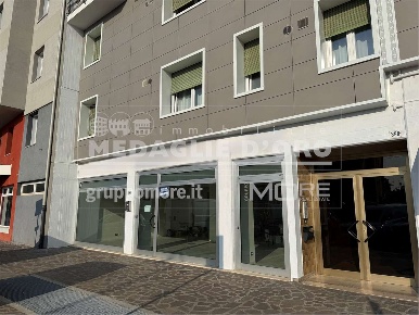 Foto Negozio in via Giardini, Modena Villaggio Zeta di 115 m² con 3 locali