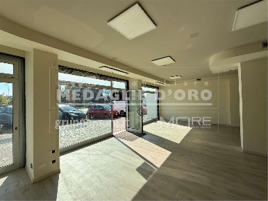 Foto Negozio in via Giardini, Modena Villaggio Zeta di 115 m² con 3 locali