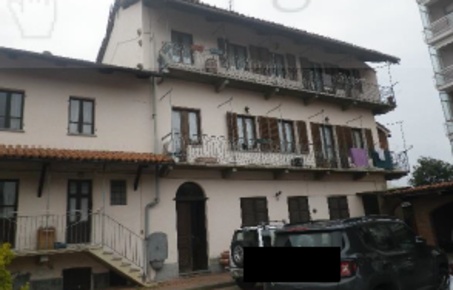 Foto Casa indipendente a Valperga Centro di 440 m² con 10 locali in vendita