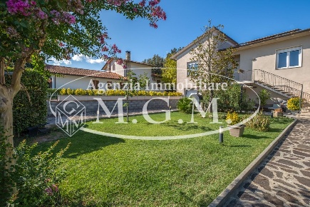 Foto Villa bifamiliare a Bientina di 115 m² con 5 locali in vendita