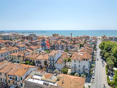 Foto Casa indipendente a Viareggio Centro di 193 m² con 10 locali