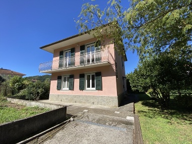 Foto Casa indipendente a Cogorno San Salvatore di 170 m² con 7 locali