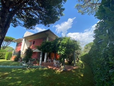Foto Villa unifamiliare a Massa Lucento di 300 m² con 5 locali in vendita