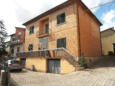 Foto Casa indipendente a Torrita di Siena Centro di 274 m² con 11 locali
