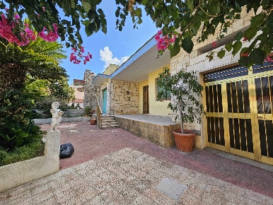 Foto Casa indipendente in VIA MARONCELLI 17, Mesagne di 266 m² con 9 locali