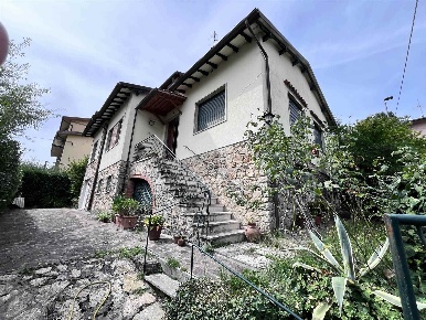 Foto Villa unifamiliare in Via fiume, Pescia Centro di 150 m² con 6 locali
