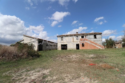 Foto Rustico a Bellante di 719 m² con 4 locali in vendita
