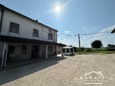 Foto Casa indipendente a Roverbella di 280 m² con 8 locali in vendita