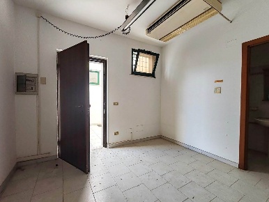 Foto Ufficio in Via Giolitti  21, Mentana Centro di 70 m² con 3 locali