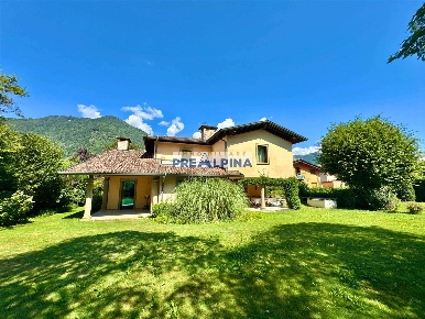 Foto Villa unifamiliare in Via Cava 2, Cene Centro di 625 m² con 5 locali
