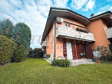 Foto Villa a schiera in via Bramante, Lentate sul Seveso Centro di 120 m²